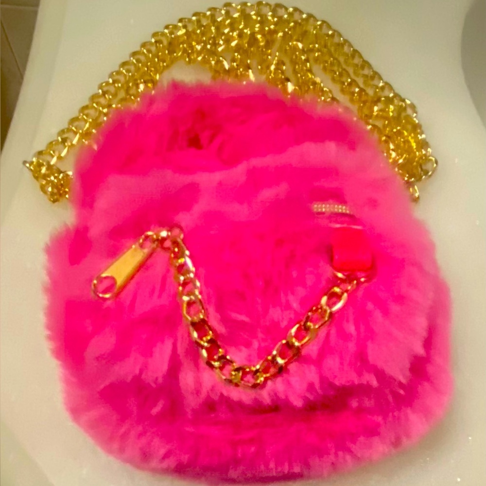 Brand new with no tag Claire’s pink kiddy bag with long handle.